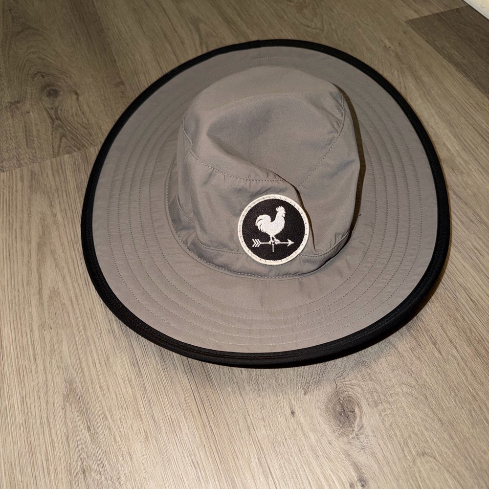 Light Gray Men's Wide Brim Sun Hat with Rooster Patch